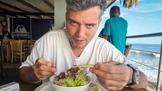 PERUANOS PROBANDO CEVICHE EN EL SALVADOR