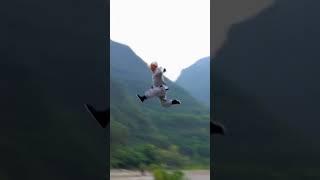 Do not imitate dangerous actions Original video Visual shock, flying over the eaves and walking on