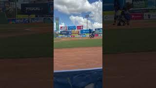 Oneil Cruz tomando un turno luego de jugar la paralela en el Estadio Quisqueya Juan Marichal.