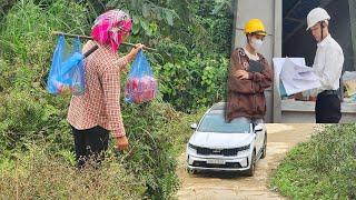 Tieu Tieu lives in an old house and goes to the market to meet the director