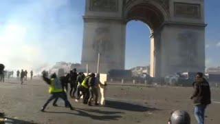 Paris: Clashes break out between police and 'yellow vests'