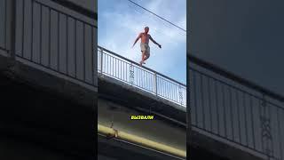 Пока вызывали помощь — прыгнул с моста в водоём!