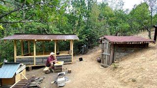 This man lives alone in the mountains, leading a simple and happy life alongside animals