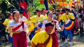 My family is going to the Bun Kathin ceremony at Wat Palang