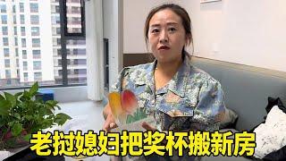 老挝媳妇把嫁到中国六年得来的荣誉证书和奖杯，全部搬到新房子里面摆好了，简直太有成就感了！#老挝媳妇