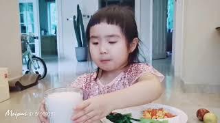 Foodie XiaoMan 超萌小吃貨～小蛮殿下的晚餐有最喜愛的西紅柿炒雞蛋 #55個月 #meal #baby #eatingmachine #food #小蛮 #xiaoman