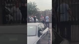 travellers arguing in site