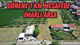 (307)- GÖNENE 1 KM MESAFEDE  DOĞALGAZLI KÖYDE İMARLI ARSA