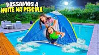 PASSAMOS A NOITE NA PISCINA E FICAMOS COM MUITO MEDO 