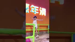 又翻车了，今晚打卡嘉年滑#轮滑小辣椒 #溜冰场 #轮滑 #专业动作请勿模仿 #全抖音最火的轮滑