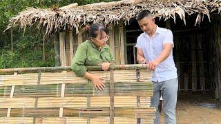 A kind man suddenly appeared to help a single mother who was struggling to cut trees to build ahouse