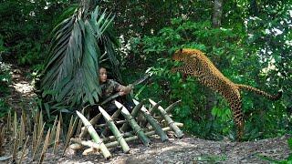 Black Panther attacks, quickly build shelter, survive alone