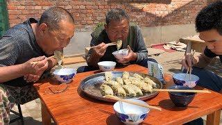 阿远老妈蒸的烫面卷子，3大盘子不够吃，干完活再吃就是香