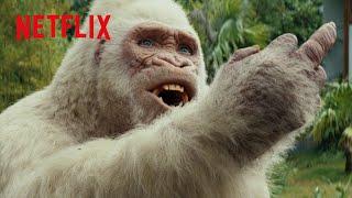 育ての親に対して中指を立てるアルビノのゴリラ | ランペイジ 巨獣大乱闘 | Netflix Japan