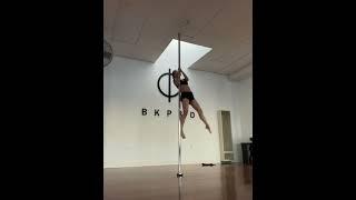 Spinning pole dance, love this shoulder dismount #aerialdance #poledance #polefitness 喜欢这个下管动作