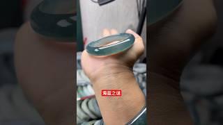 危料蓝水海蓝之谜，像海水一样透彻，这样子的冰蓝翡翠手镯谁不爱啊？！ #危地马拉翡翠 #危料 #冰种翡翠 #蓝水手镯 #男士手镯 #海蓝之谜 #珠宝玉石 #翡翠手镯定制 #翡翠直播 #feicui