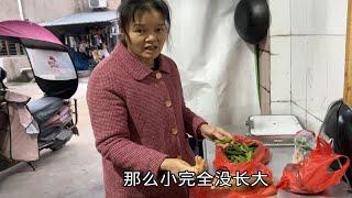 二妹下午接妈妈去菜场，买了春笋和蚕豆回家做，妈妈直言这菜值钱