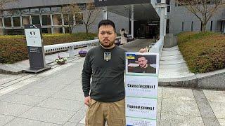 Solidarity with Ukraine: Japanese student graduates dressed as Zelenskyy