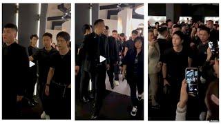 Wang Yibo was heavily guarded by six bodyguards, the entire crowd watching his every move.