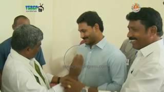 YSRCP MLA Srinivasulu & MPTC leaders meet party president YS Jagan - 30th Nov 2016