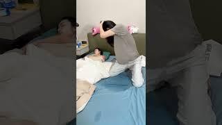 当两姐妹发现尿床后反应真是绝了！竟然开始穿起尿不湿 #段子 #整蛊 #搞笑