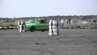 girls on BMW e30 burnout