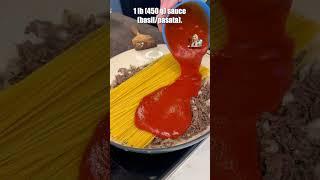 Klassische Spaghetti mit Hackfleisch und Tomatensauce. Ein leckeres und einfaches Abendessen Rezept.