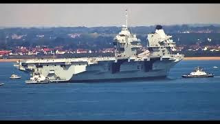 Incredible moment: HMS Queen Elizabeth and Chinook fly-by off Ryde pier