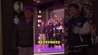 王楚钦和母亲手挽手现身环球影城，这新发色有点时尚！#热歌扶持计划#秋日情歌QASHQAI #王楚钦