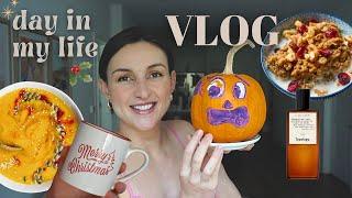 VLOG | Healthy Gingerbread Oatmeal, Decorating for Christmas, and easy Butternut Squash Soup recipe!