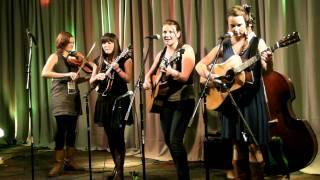 Della Mae - Muleskinner Blues / I'm Walkin'