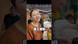 今天大美女挑的这个翡翠平安扣和衣服特别搭配，翡翠，缅甸翡翠，本色翡翠