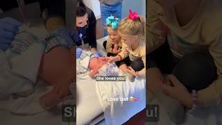 Nurse plays adorable game to unite siblings ￼️