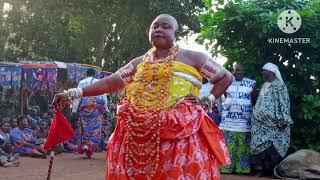 Sa Majesté Dada DEWENONDE  rend hommage à la divinité "SEMANSOU" à la cérémonie "GNIDJI-YIYI".