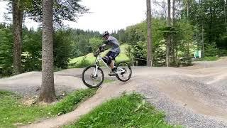 Pumptrack Hexenwald Kirchzarten - Senkrechtflug über den Table