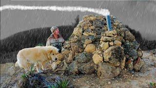 Surviving alone in the Andes with extreme winds. Survival shelter. Bushcraft. Camping in the rain