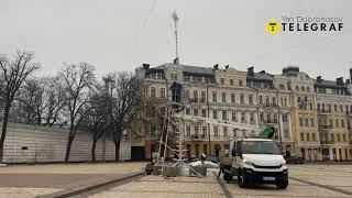 У Києві на Софійській площі почали встановлювати новорічну ялинку