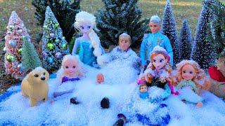 2022 Happy new year ! Elsa & Anna toddlers - snow playing