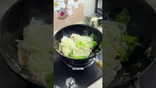 情侣5元晚餐:炒河粉！在家也能轻松做出路边摊味道！ dou上热门 炒河粉 情侣晚餐 二人食 家常炒粉做法