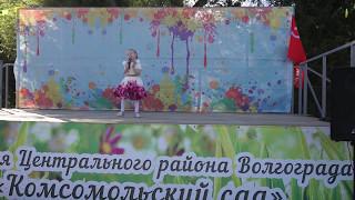 Тихомирова София (5 лет) с песней "Катюша" в Горсаду.