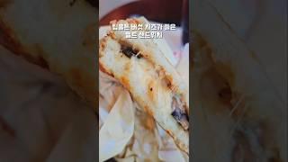 팀홀튼의 치즈가 들어간 핫샌드위치따뜻하게 주문하자마자 데워줘서 뜨거워서 한김 식히고 먹어야 해요.금방 만들어줘 맛있는 트리플 머쉬룸 멜트