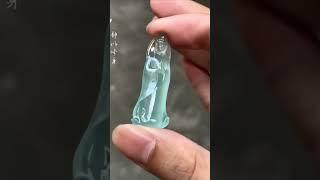 翡翠观音 干净清爽的底子，完美呈现了俏色精致的雕刻工艺，观音及观心，教人自度，予己自在。#翡翠观音吊坠 #翡翠定制设计 #翡翠雕刻设计 #缅甸翡翠
