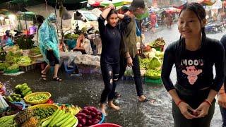 Best Cambodian street food | heavy rain @ Phnom Penh Orussey Market scene in the evening