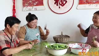 Zhang Dan took Li He to his neighbor's aunt's house to pick Dutch beans. Now picking and stir-fryin