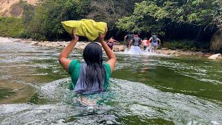 Intento cruzar el rio con su hijo en brazos sin pensar en las consecuencias