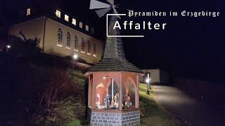 Ortspyramiden im Erzgebirge: Affalter an der Kirche, schöne kleine liebevolle Weihnachtspyramide