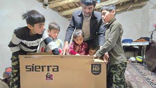 The Canadian man helps the aghaghorboon in buying a TV