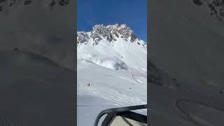 Impressionnant: une avalanche à Tignes (Savoie) se declenche et arrive sur les pistes