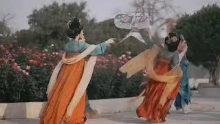 Girls wear hanfu to fly kites in spring