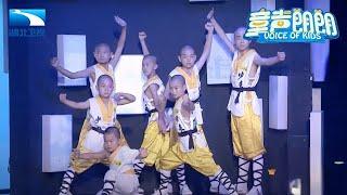 少林7小福少年展示中国功夫震撼登场,全场评委连连称赞【童声朗朗】